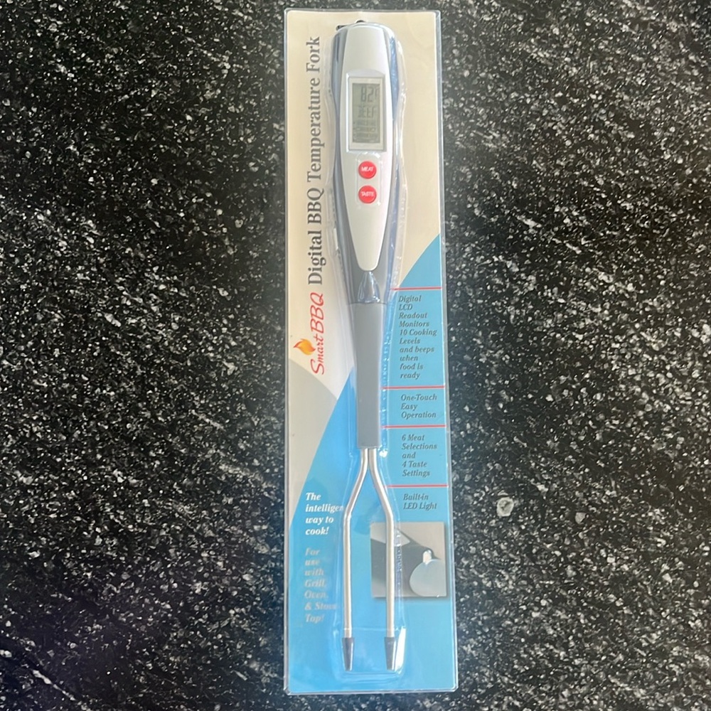 Digital meat temperature fork